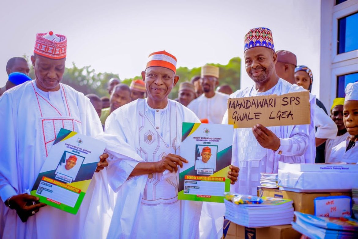 abba Kabir Gwamnatin Kano ta raba wa daliban firamare da sakandare kayan karatu